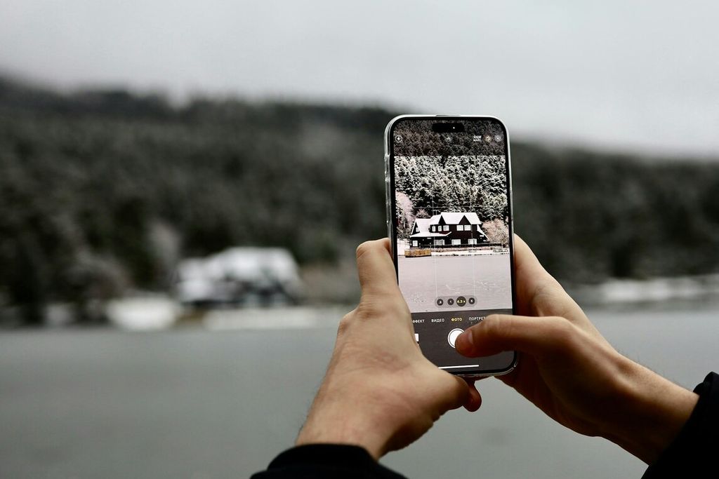 Як додати фото в приховані на iPhone та Android